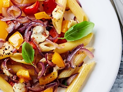 Penne al forno con peperoni, cipolle rosse e mozzarella di Bufala